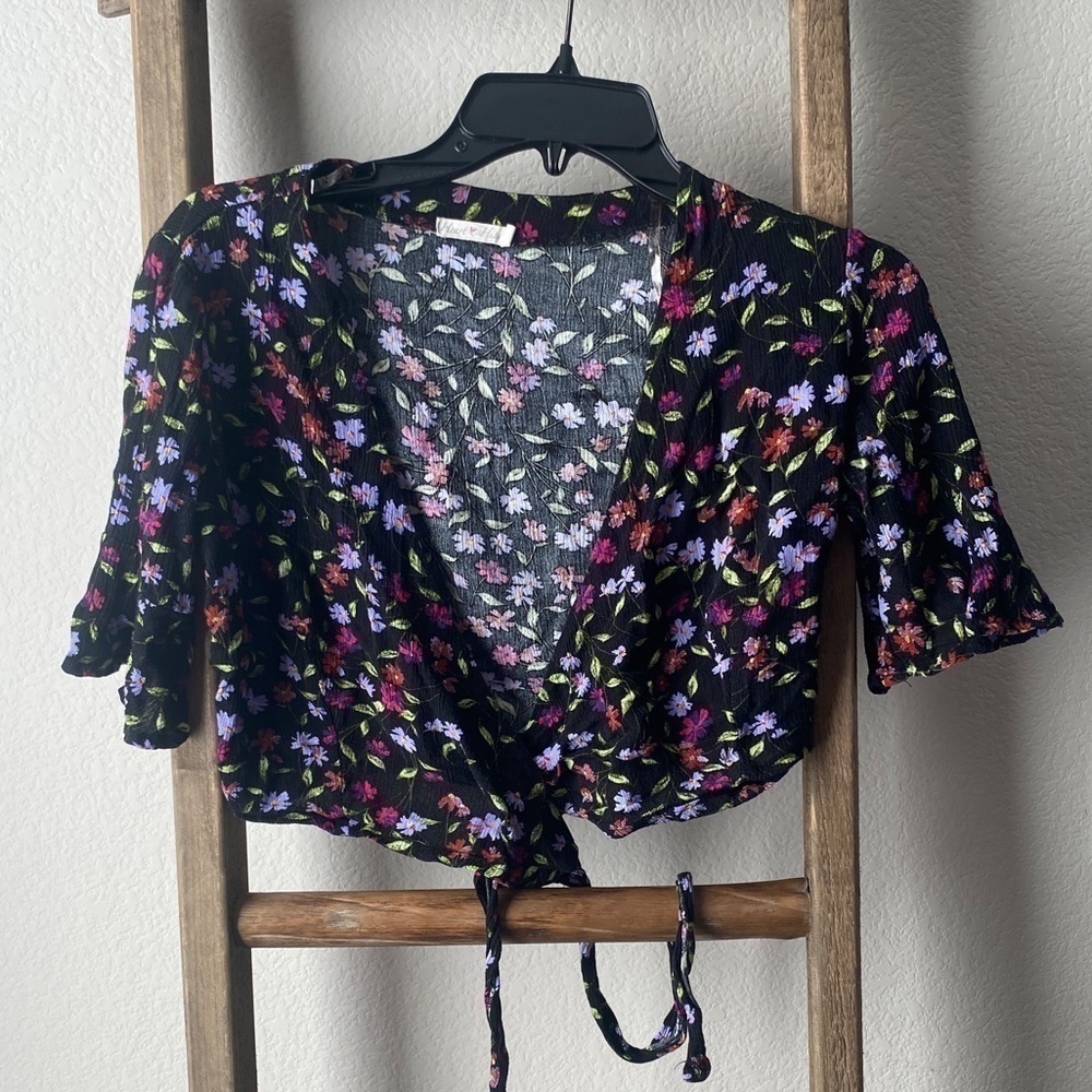 Floral wrap shirt - size small - Picture 2 of 5